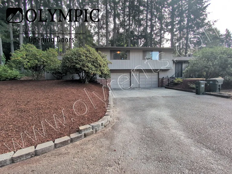 Charming 2 bed, 1 bath duplex w/ single car garage! — Photo 1