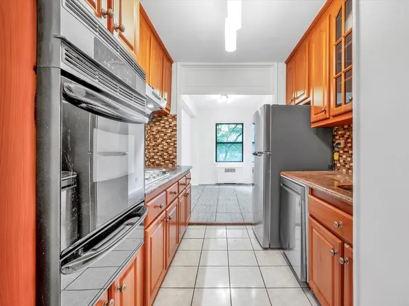 301 East 48th Street image 7 of 20