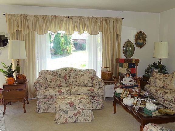 3rd image of 3004 W Brook Dr