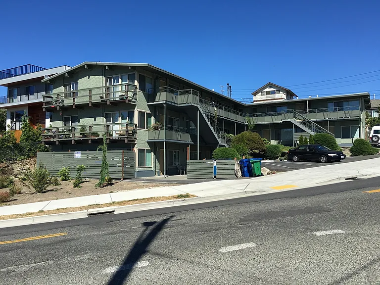 2350 Beacon Ave S — Photo 38