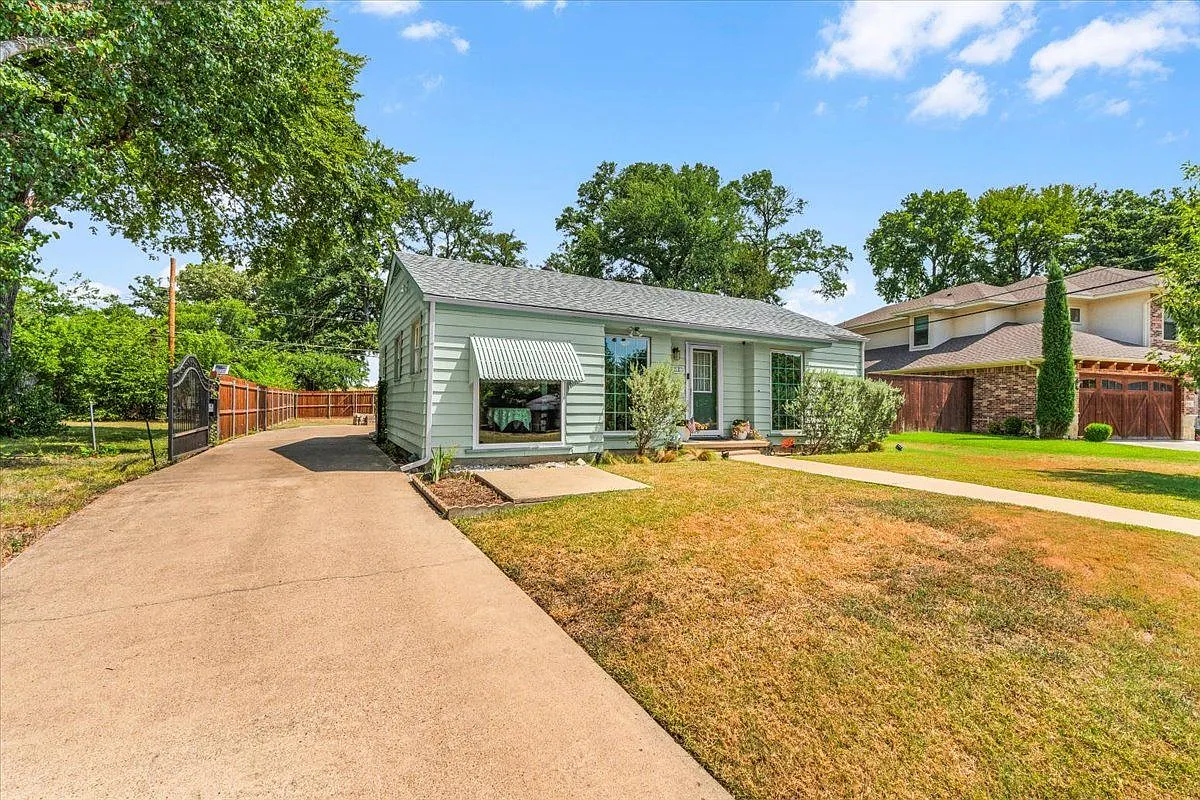 2 bed, 1.0 bath, 1004 sqft, $2,600 — Photo 3