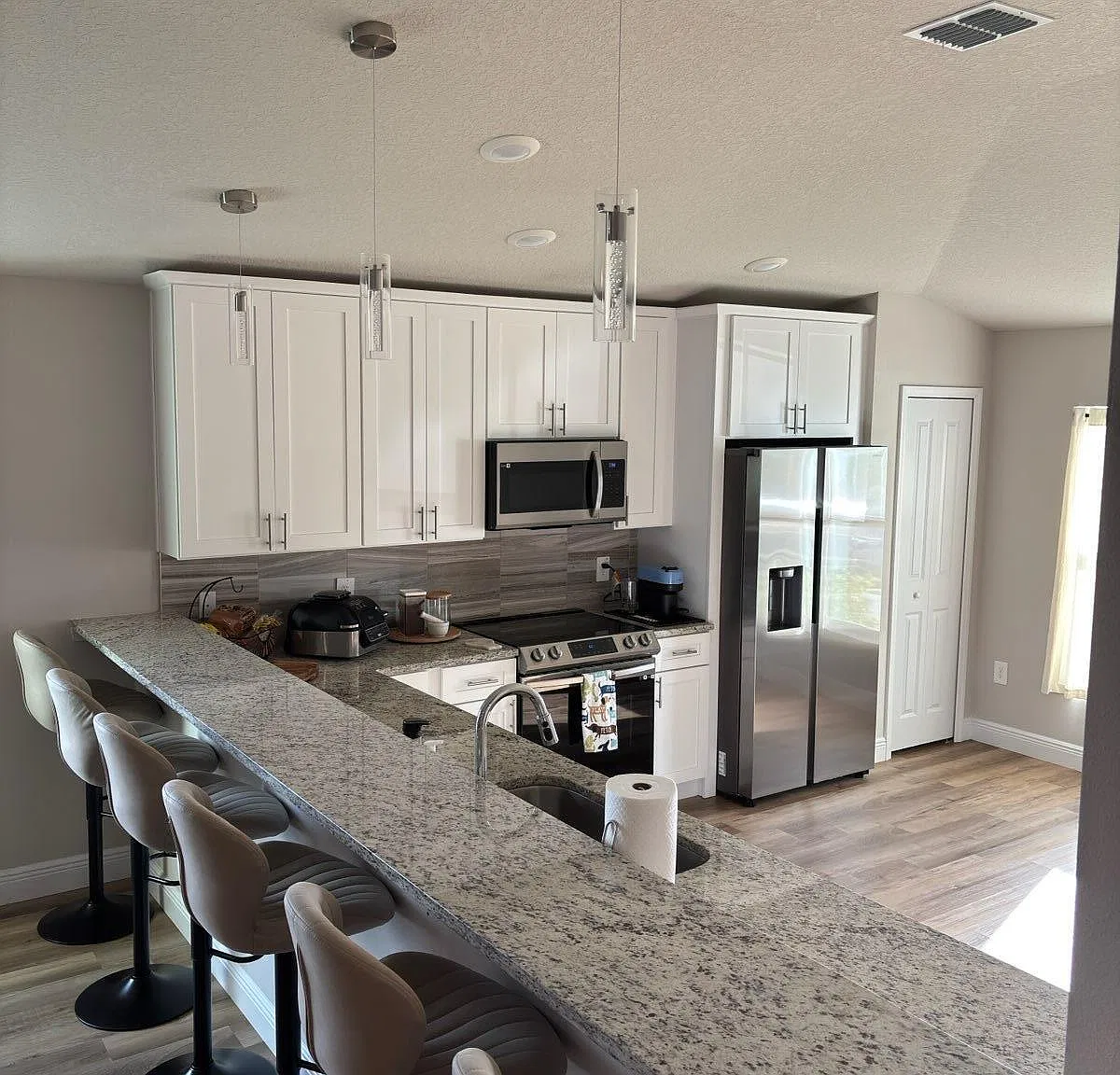 3 bed, 2.0 bath, 1845 sqft, $2,395 — Photo 3
