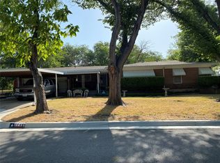 3148 Meadow Oaks Dr, Haltom City, TX 76117