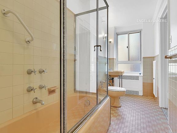 4th image of 411 W End Ave APT 5F