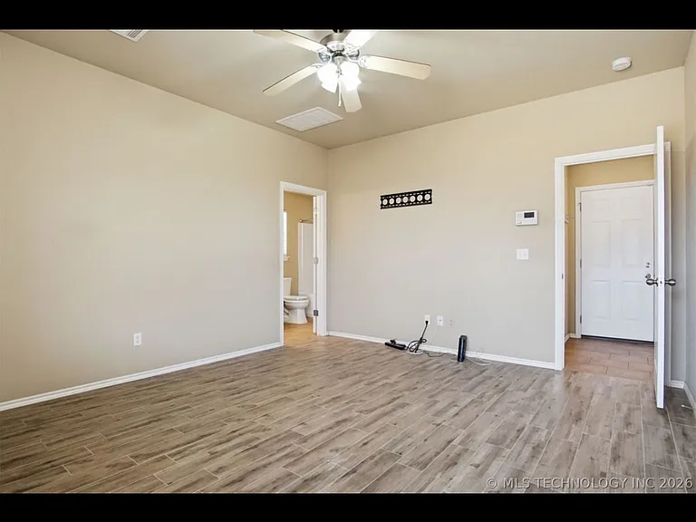 605 E Linden Ln — Photo 8