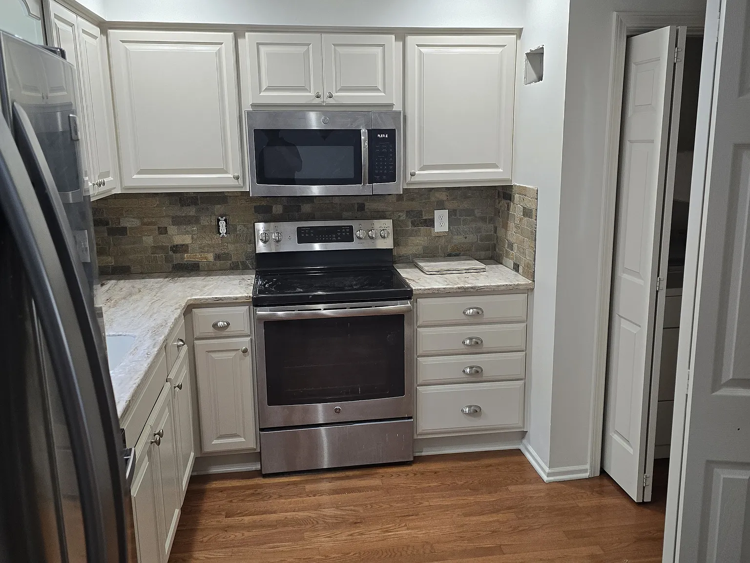 3 bed, 2.5 bath, 1384 sqft, $1,900 — Photo 2