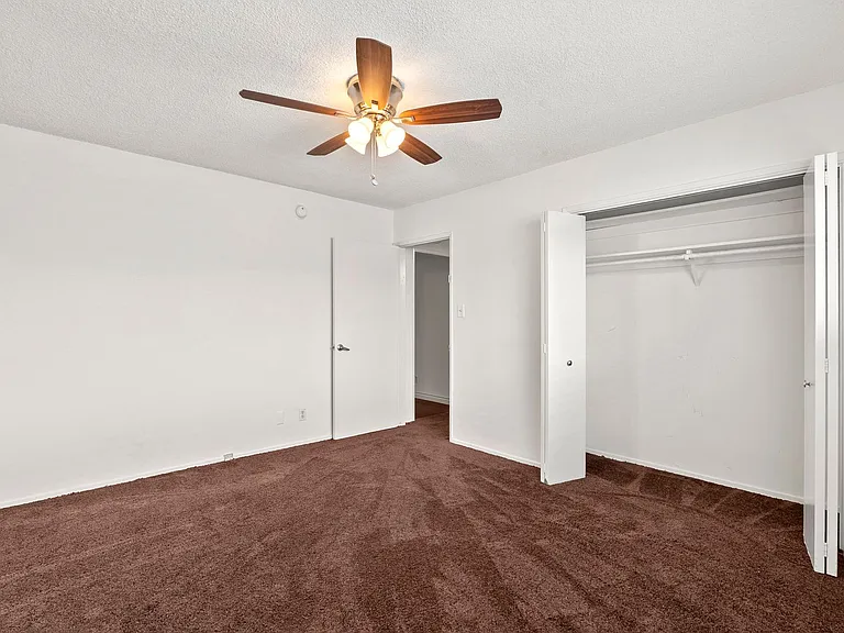Spacious 2-Bedroom Apartment in Prime Location! One month free — Photo 10