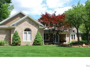 2989 Towering Oaks Dr, White Lake, MI