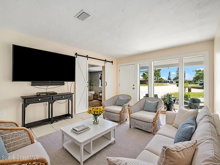 365 Hula Cir — Photo 2