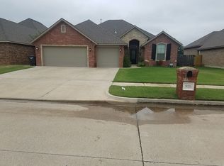 929 SW 12th St, Moore, OK 73160