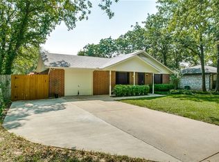 832 Red Oak Ct, Azle, TX 76020