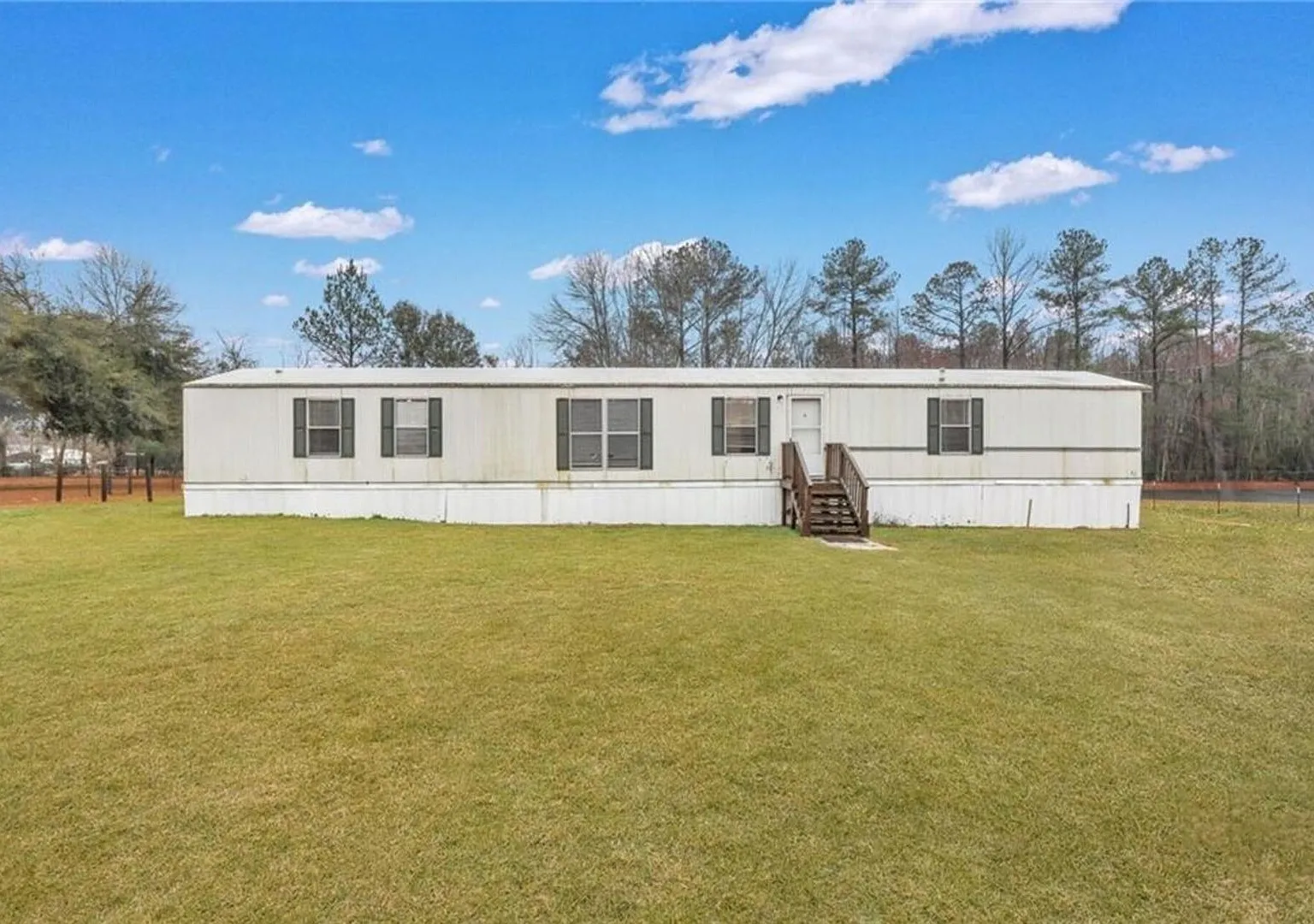 Bright & Welcoming 3BR Home with Open Layout in Ellabell — Photo 1