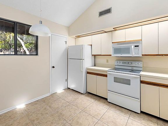 3rd image of 895 Wimbledon Dr
