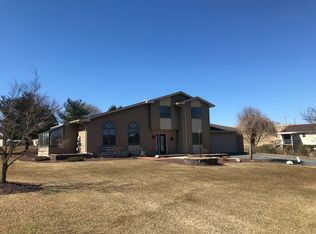 5936 Opossum Ln, Slatington, PA 18080