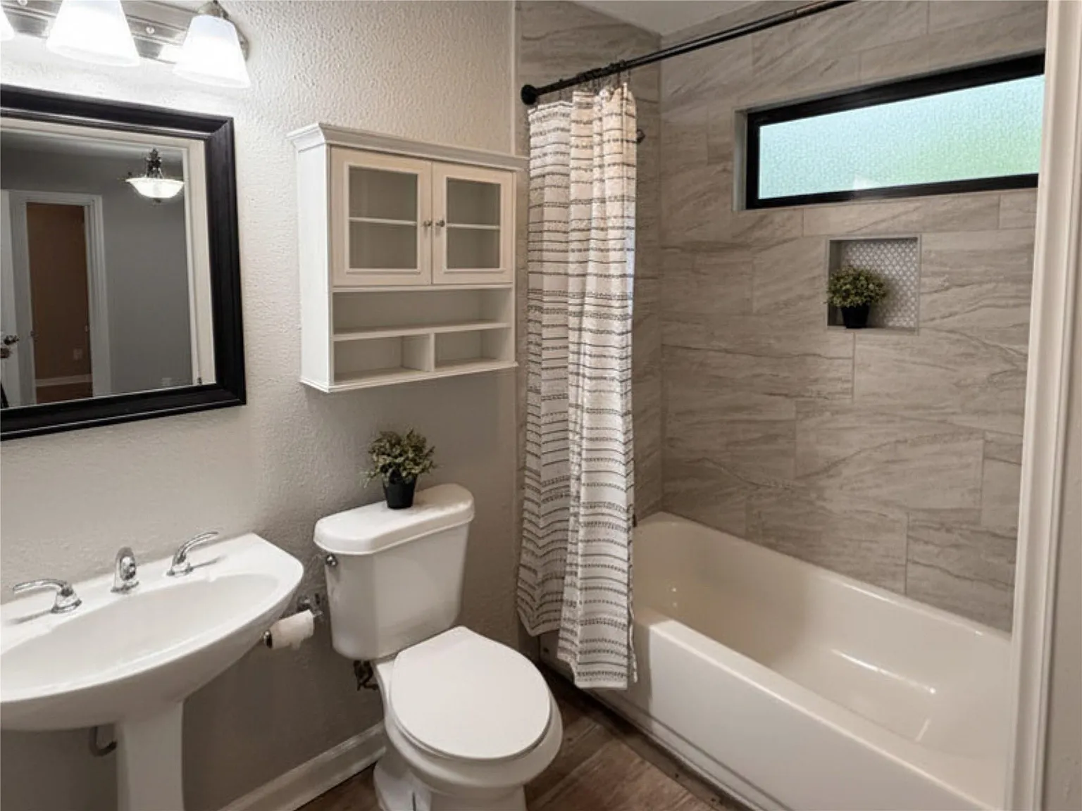 3 bed, 2.0 bath, 1292 sqft, $1,700 — Photo 3