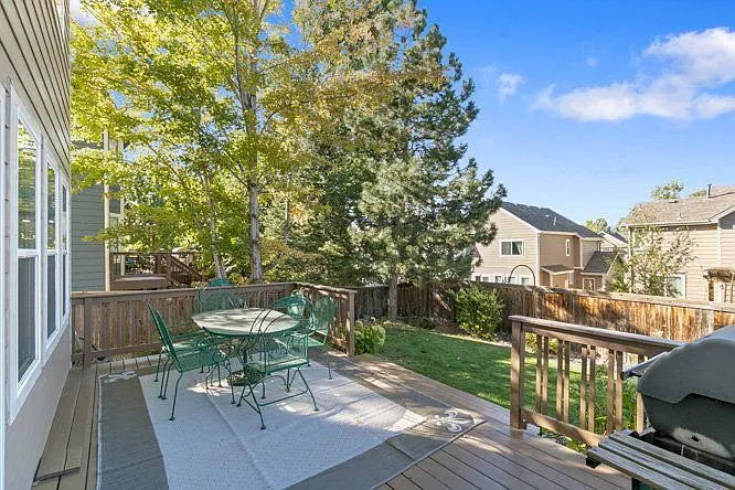 829 Sparrow Hawk Dr — Photo 32