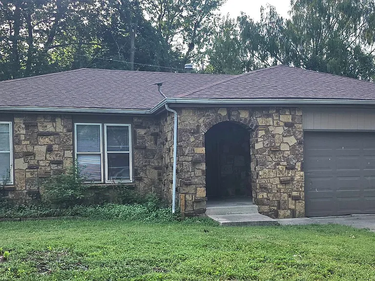2542 S Regina Ave — Photo 1