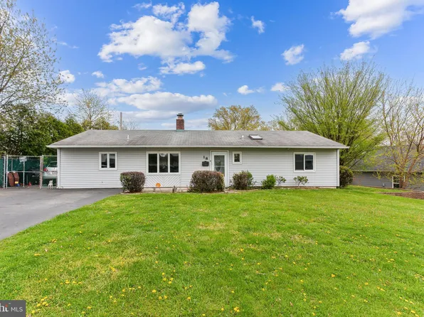 18 Tulip Ln, Levittown, PA 19054