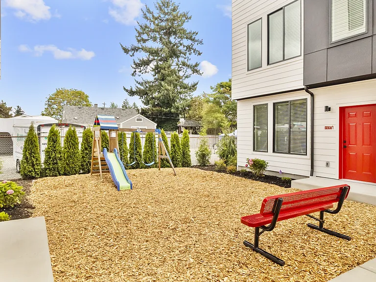 7519 Grange St W — Photo 9