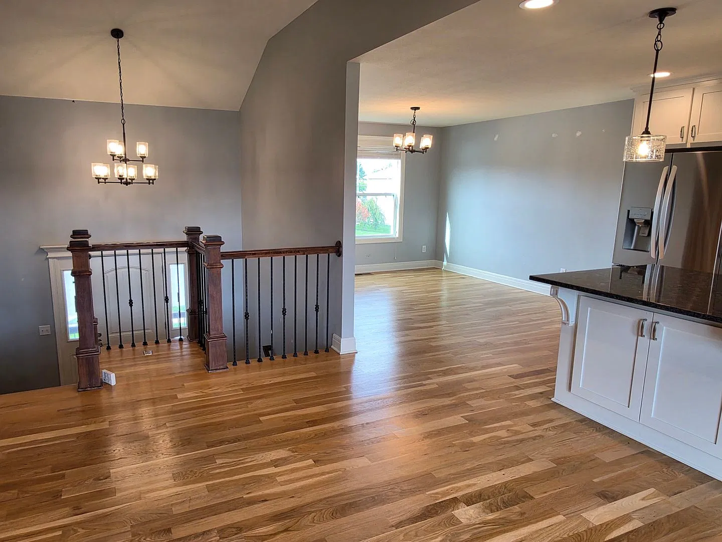 Stunning 4-bedroom, 3-bathroom, Split-Level — Photo 3