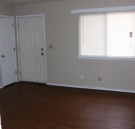 525 E Lincoln, Living Room