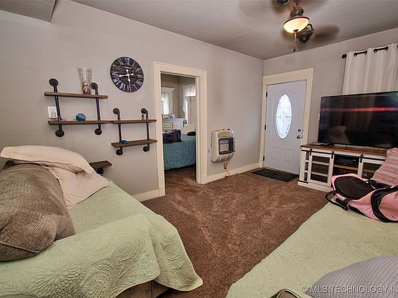 4th image of 976 W Summit St