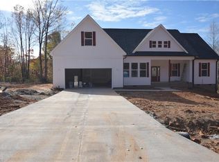 135 Pheasant Trl, Pilot Mtn, NC 27041