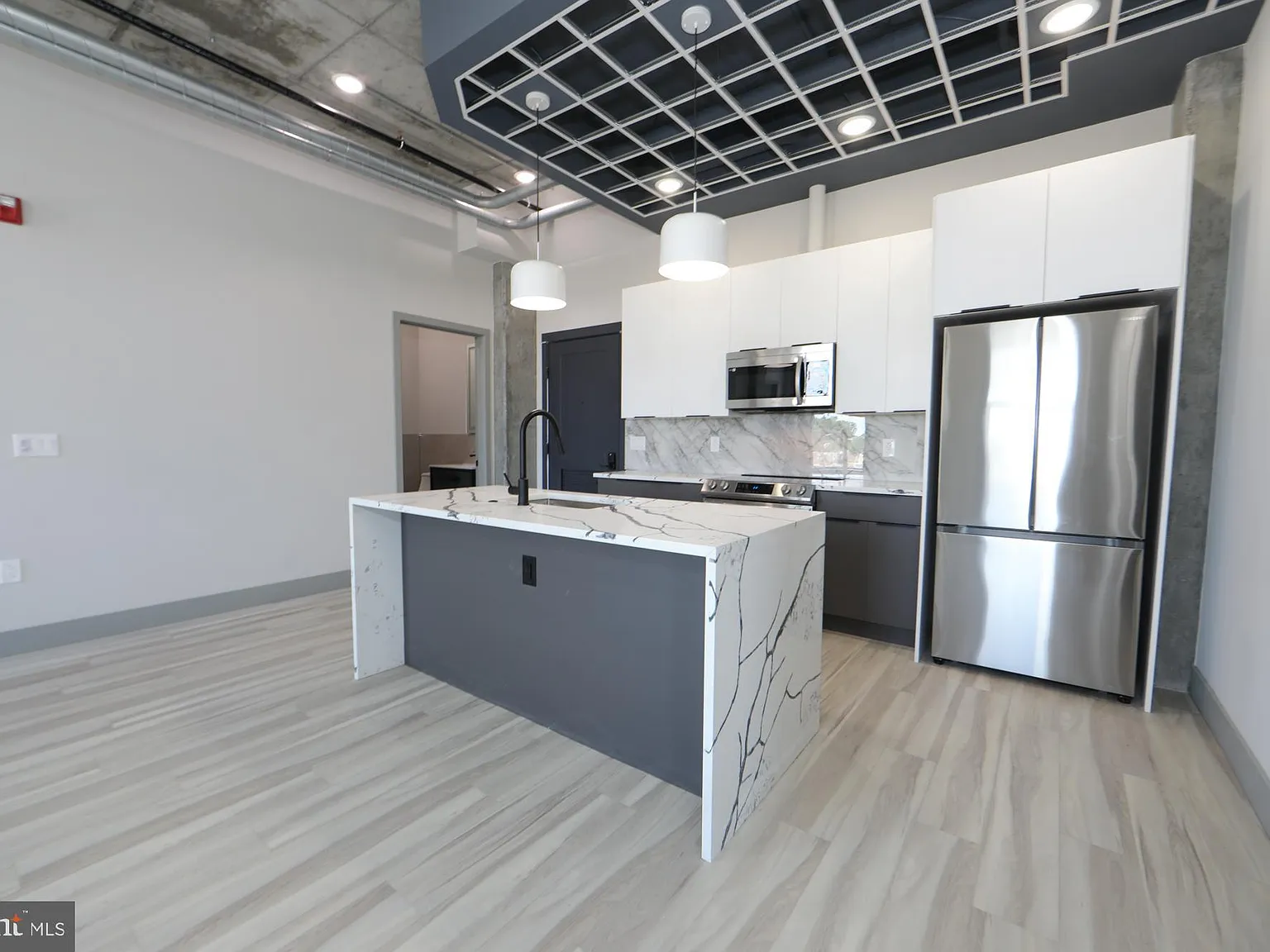 2 bed, 2.5 bath, 21396 sqft, $2,500 — Photo 4