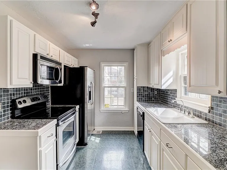 910 Northwest 37th Street - 908 — Photo 5