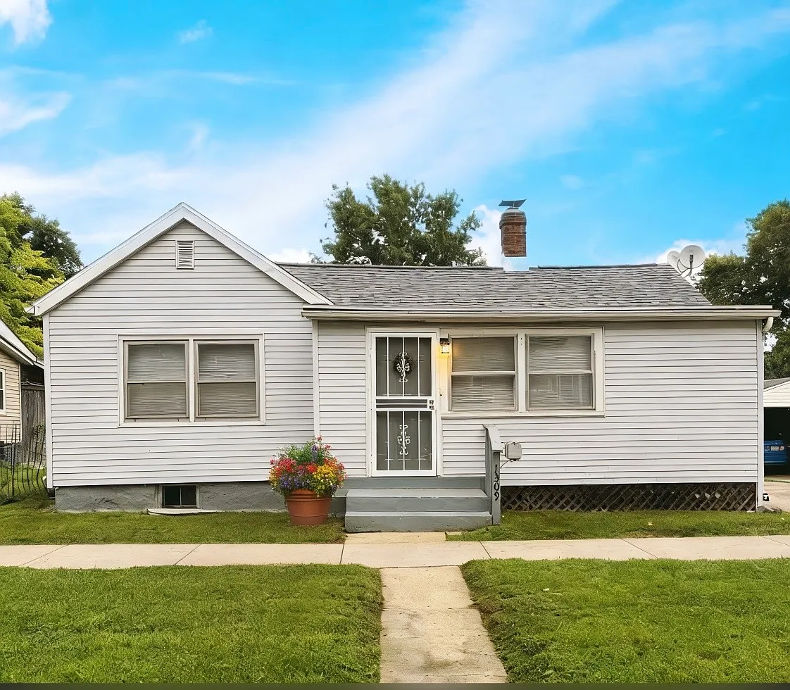 W Walnut St, Bloomington — Photo 1