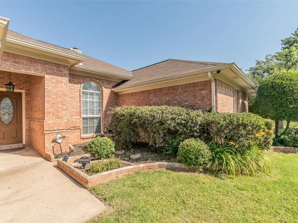 305 Park Forest Ct, Hurst, TX 76053