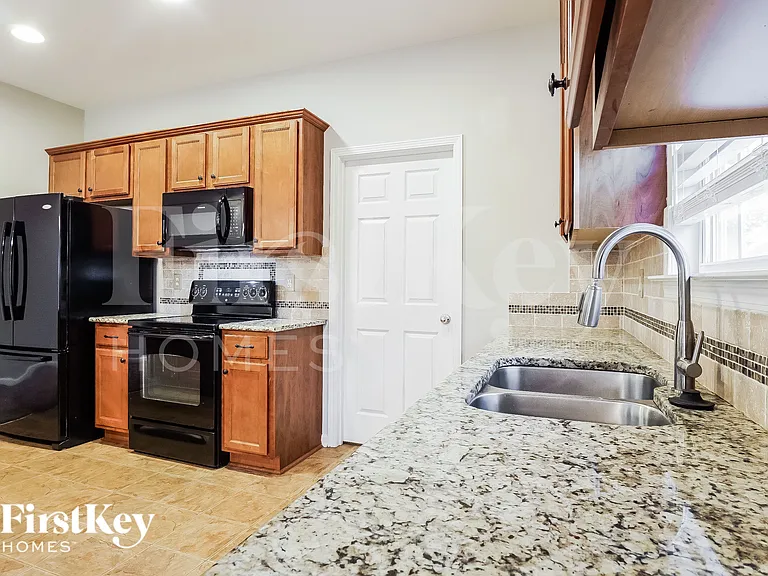 1092 Fairbank Ln — Photo 5
