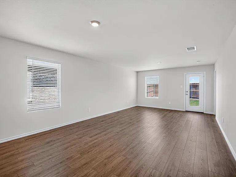 1813 Potomac Ln — Photo 2