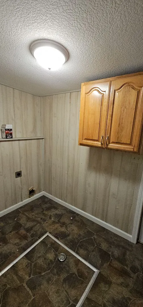 615 Harper Ave 2 bed, 1 bath — Photo 4