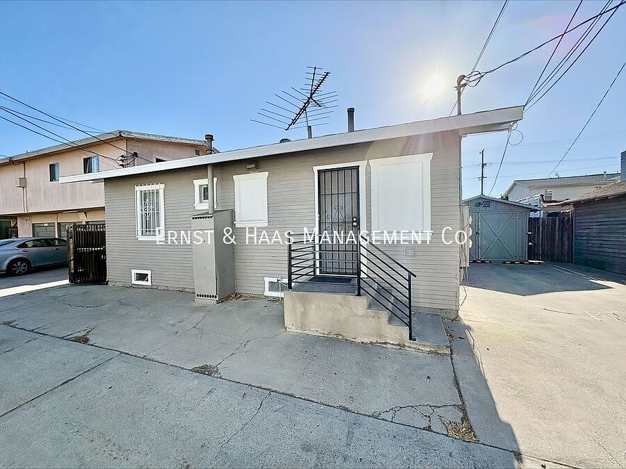 1st image of 926 1/2 N Newport Ave
