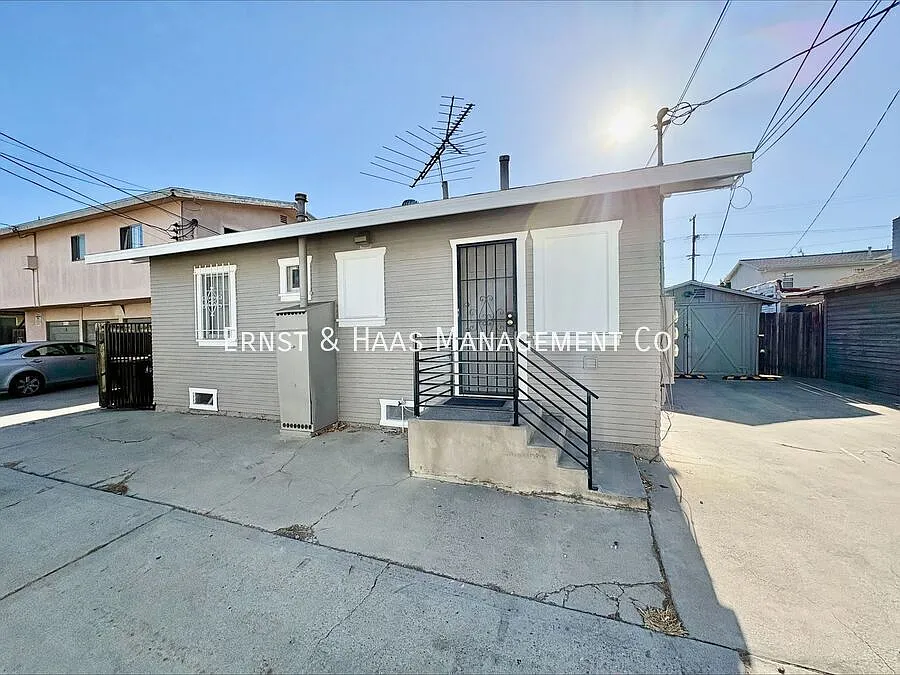 926 1/2 N Newport Ave