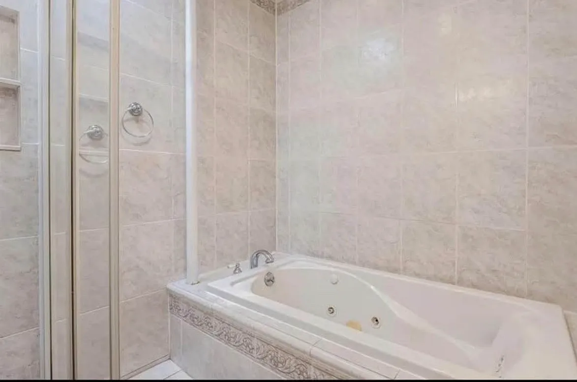 Building Photo - 1710 Tenbroeck Ave #2F