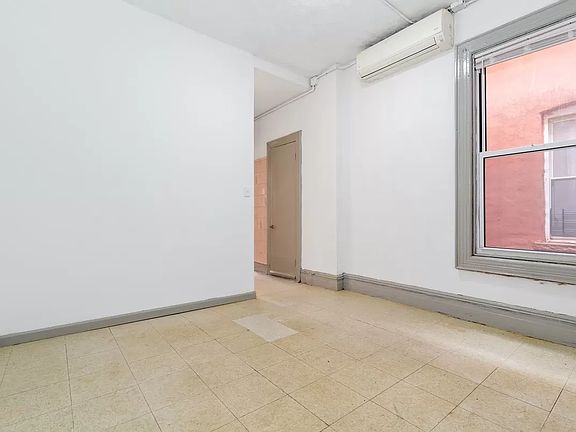 4th image of 398 Woodbine St