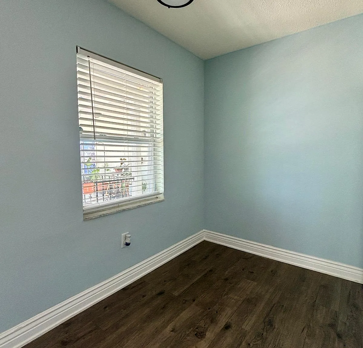 105 S Spring Blvd — Photo 2