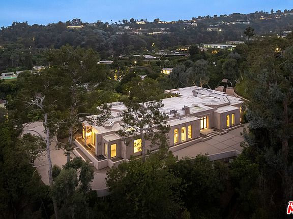 3rd image of 1016 N Hillcrest Rd