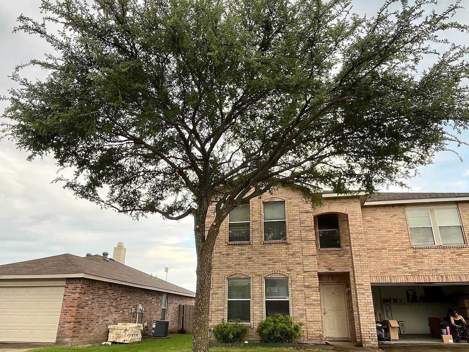 4 bed, 2.5 bath, 2703 sqft, $2,350 — Photo 2