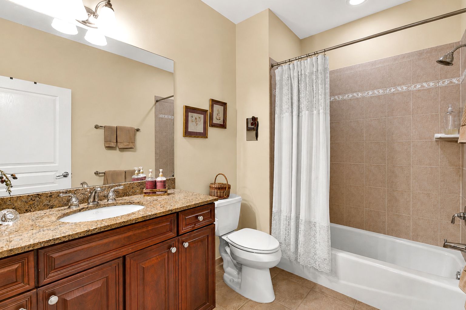  Full guest bath with tub/shower combination