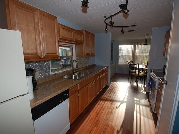 2nd image of 628 Poinsettia Dr
