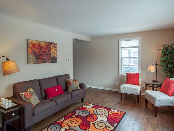 4th image of 4738 W Montrose Ave