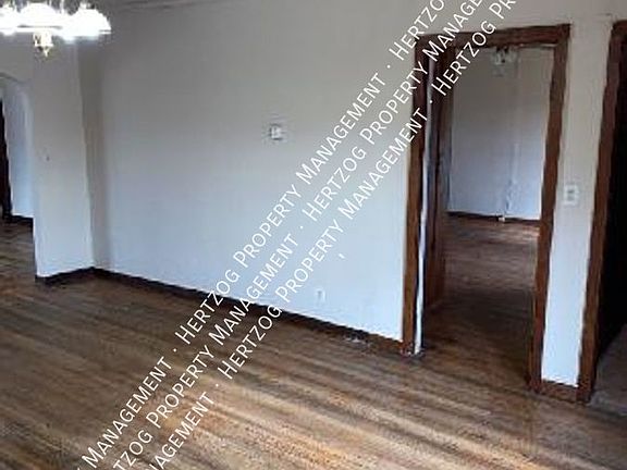 4th image of 905 W Grand Ave