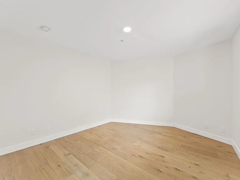 231 E Hyde Park Blvd — Photo 12