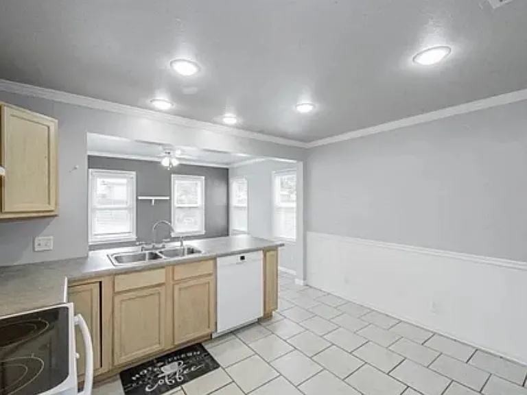 4715 S Cincinnati Ave — Photo 3