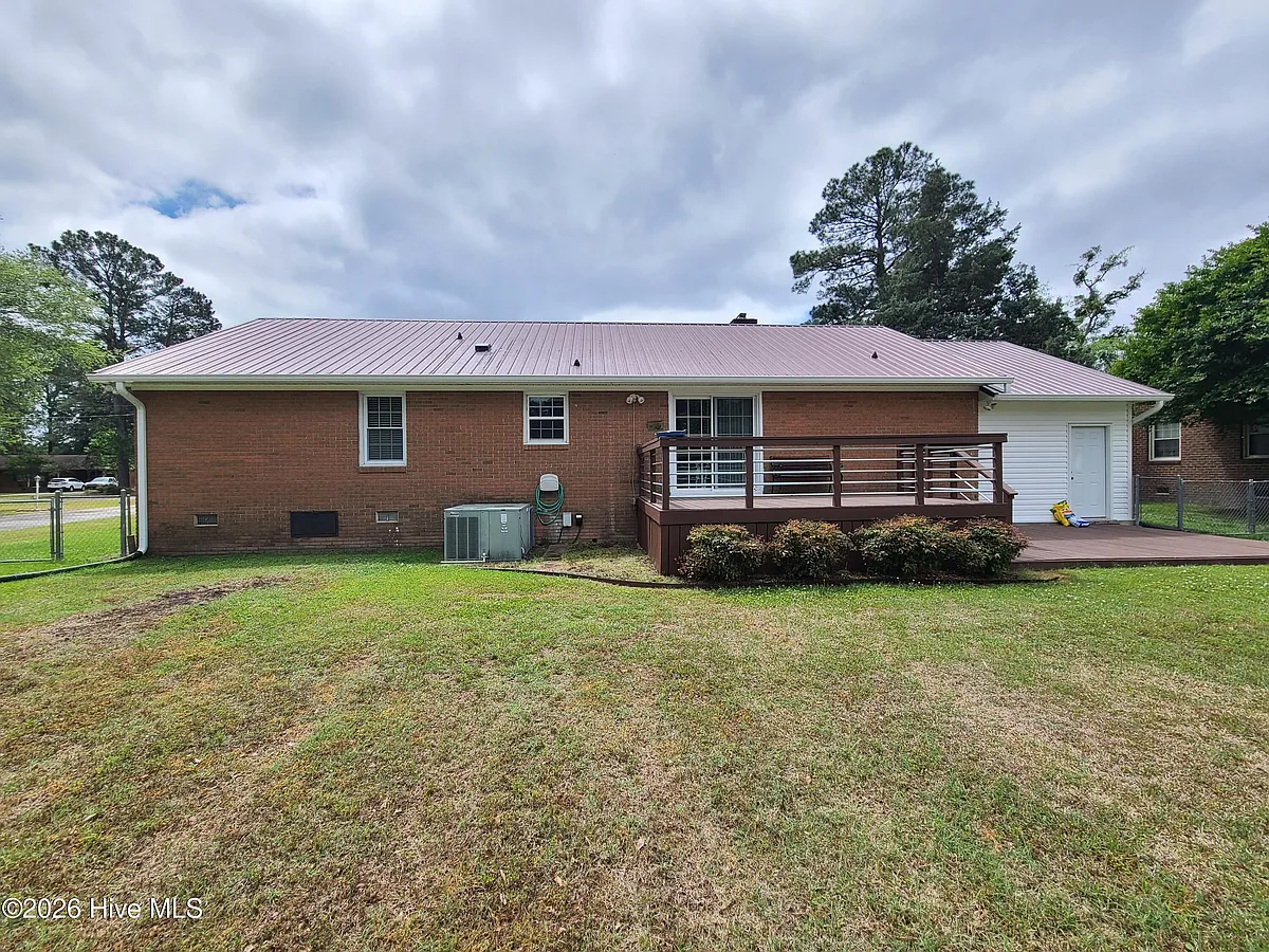 Building Photo - 1932 Hullwood Dr