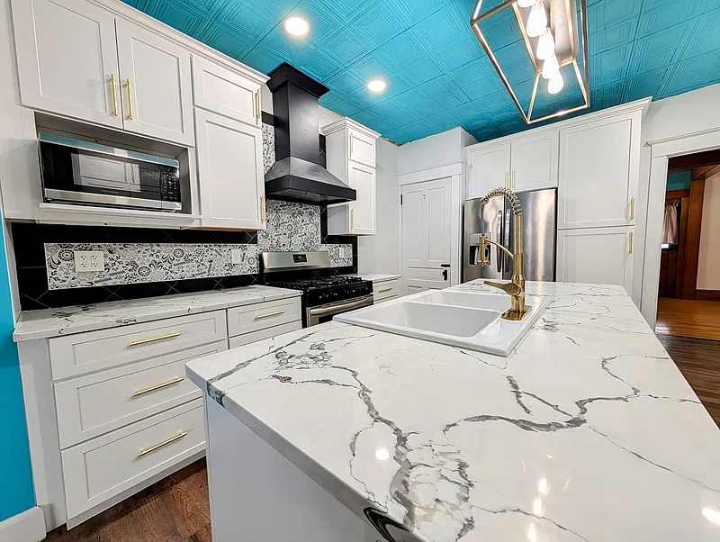 3 bed, 3.0 bath, 2400 sqft, $1,945 — Photo 2