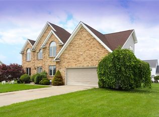 8624 Meadow Creek Ct, East Amherst, NY 14051